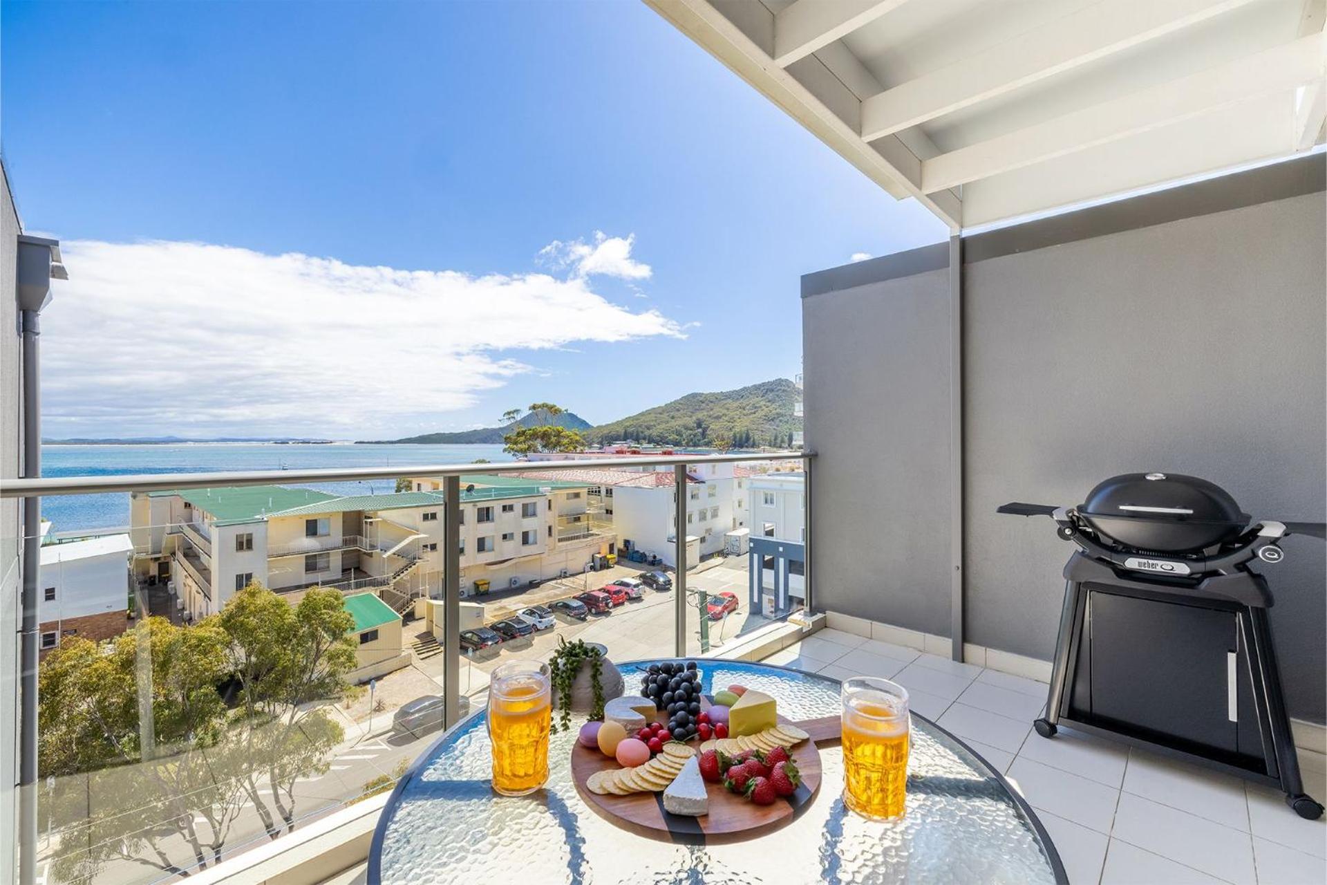 The Shoal, 508, Bullecourt St - stunning views, air con, lift and Wi-Fi