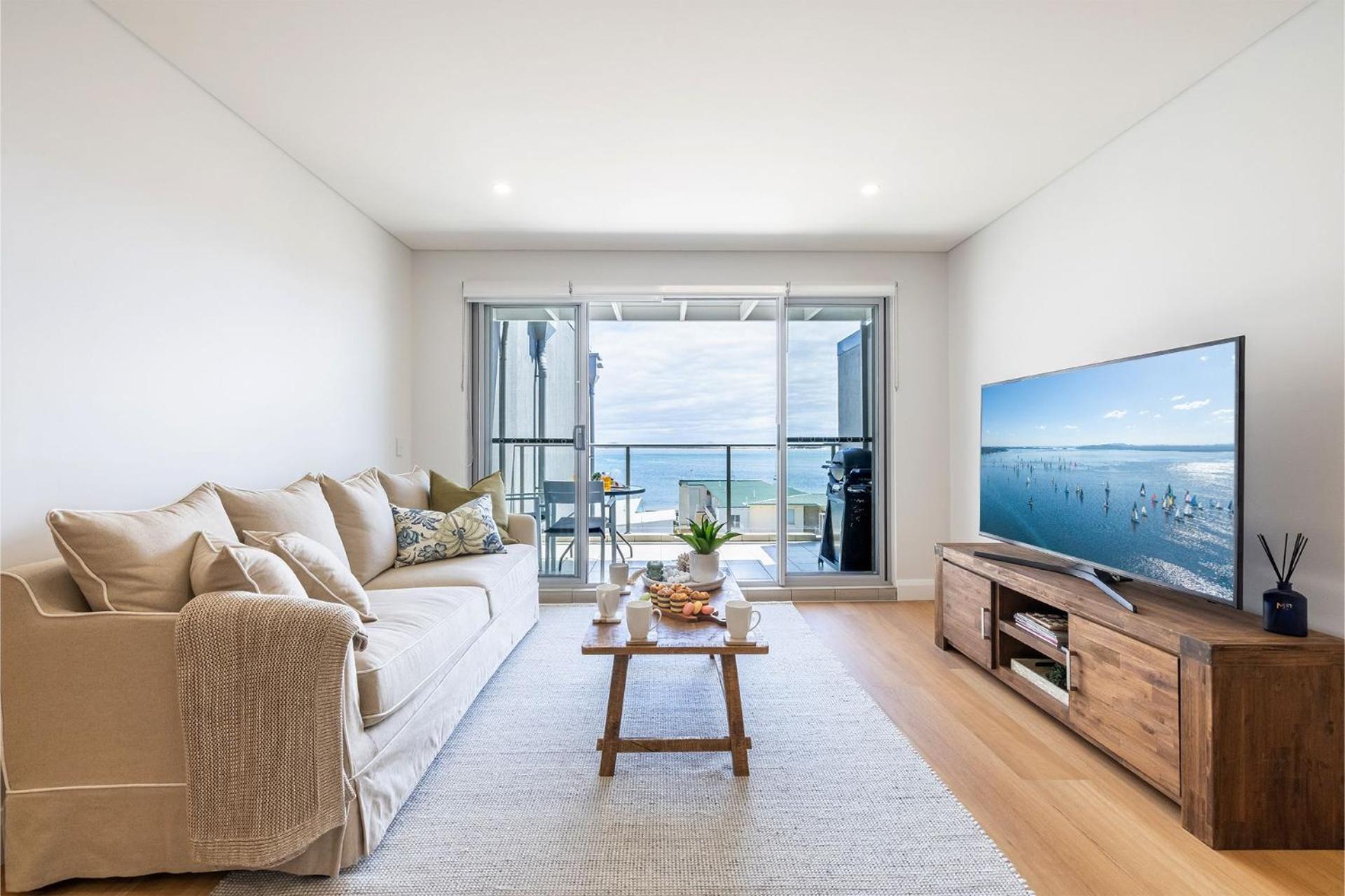 The Shoal, 508, Bullecourt St - stunning views, air con, lift and Wi-Fi