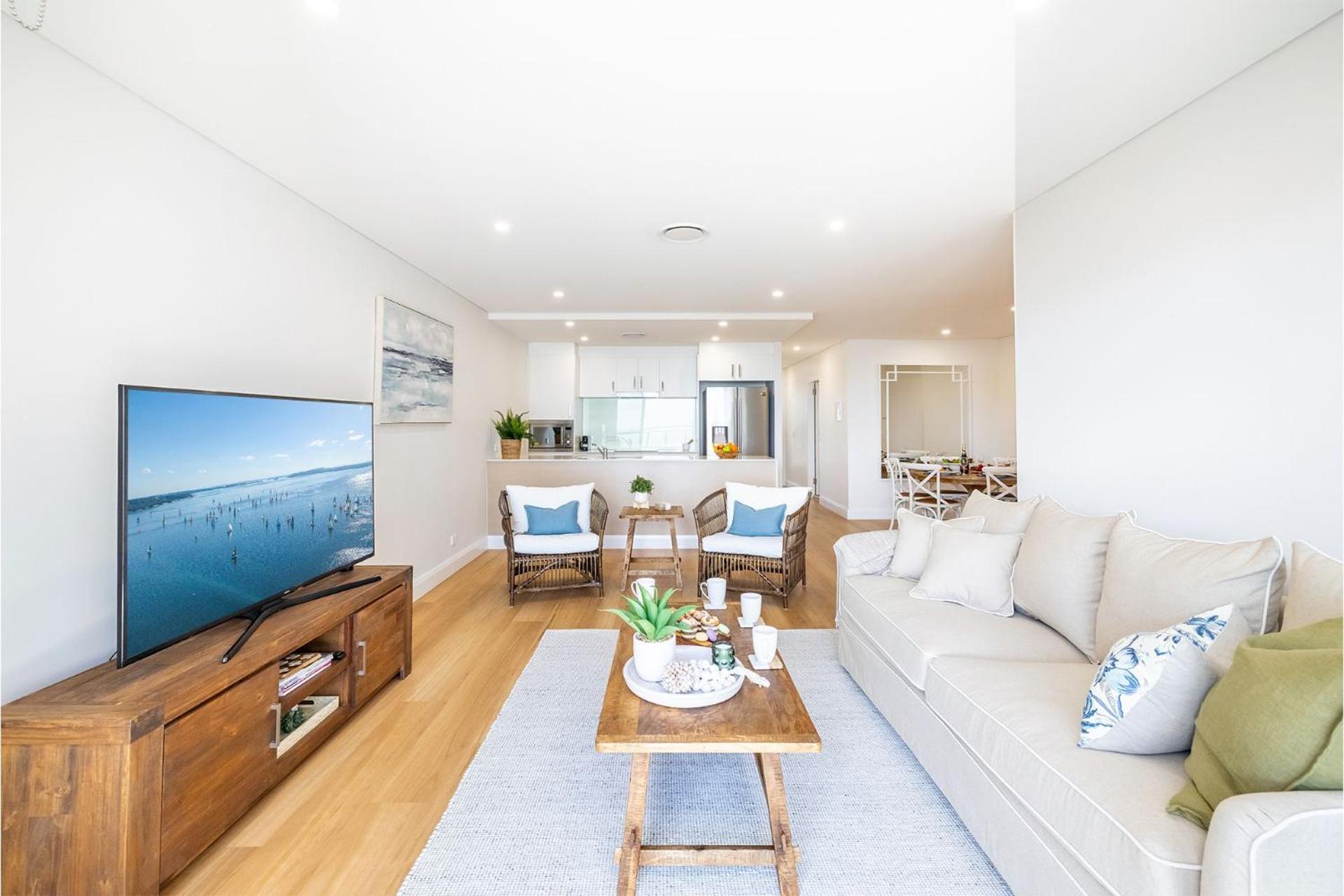 The Shoal, 508, Bullecourt St - stunning views, air con, lift and Wi-Fi