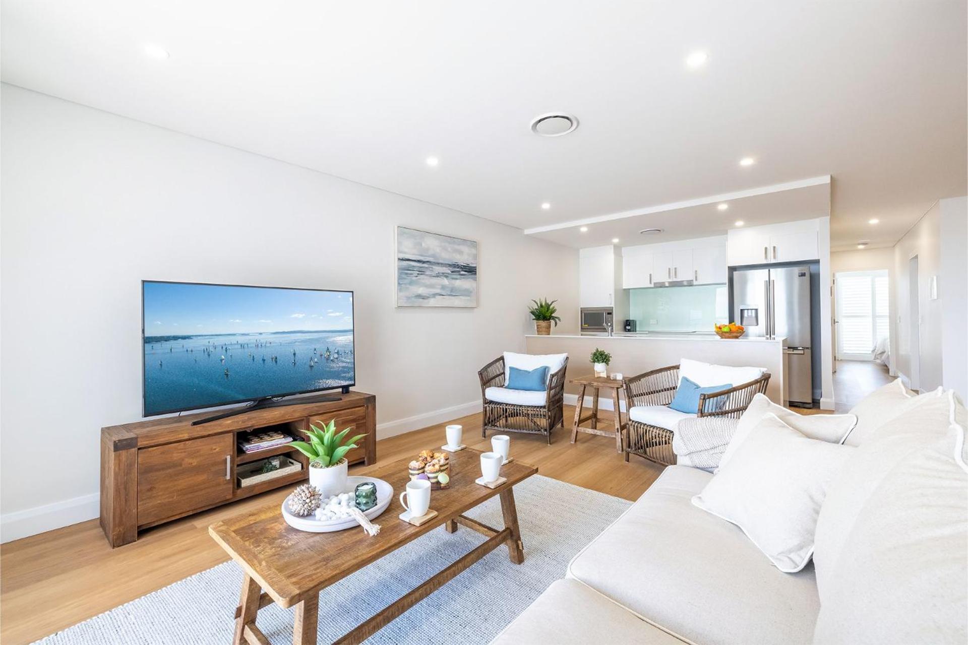 The Shoal, 508, Bullecourt St - stunning views, air con, lift and Wi-Fi