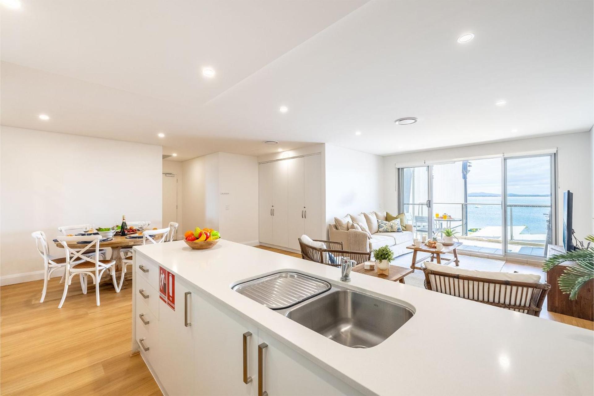 The Shoal, 508, Bullecourt St - stunning views, air con, lift and Wi-Fi