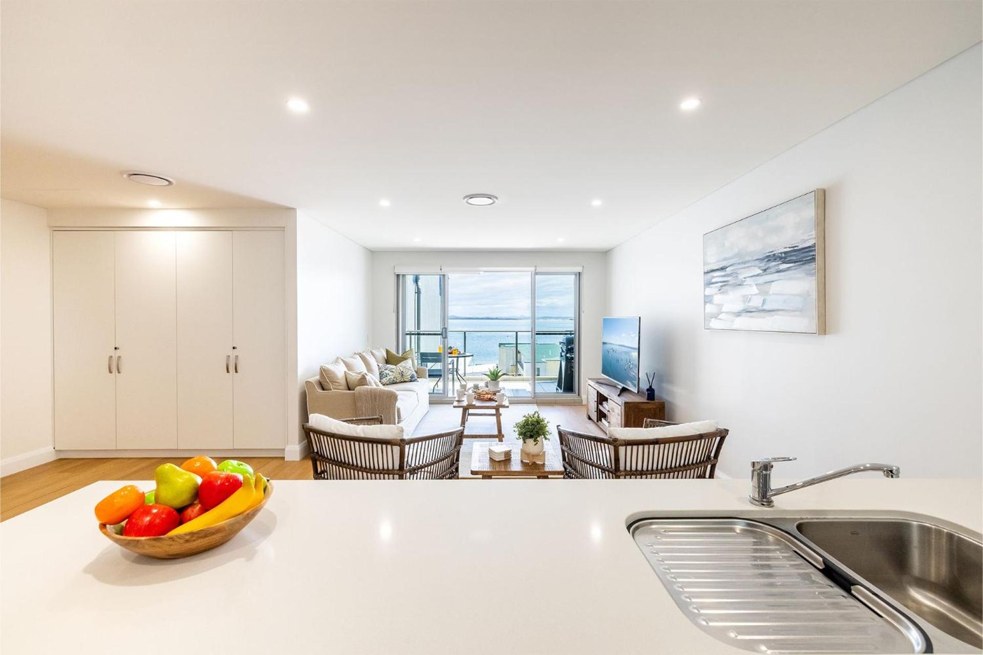 The Shoal, 508, Bullecourt St - stunning views, air con, lift and Wi-Fi