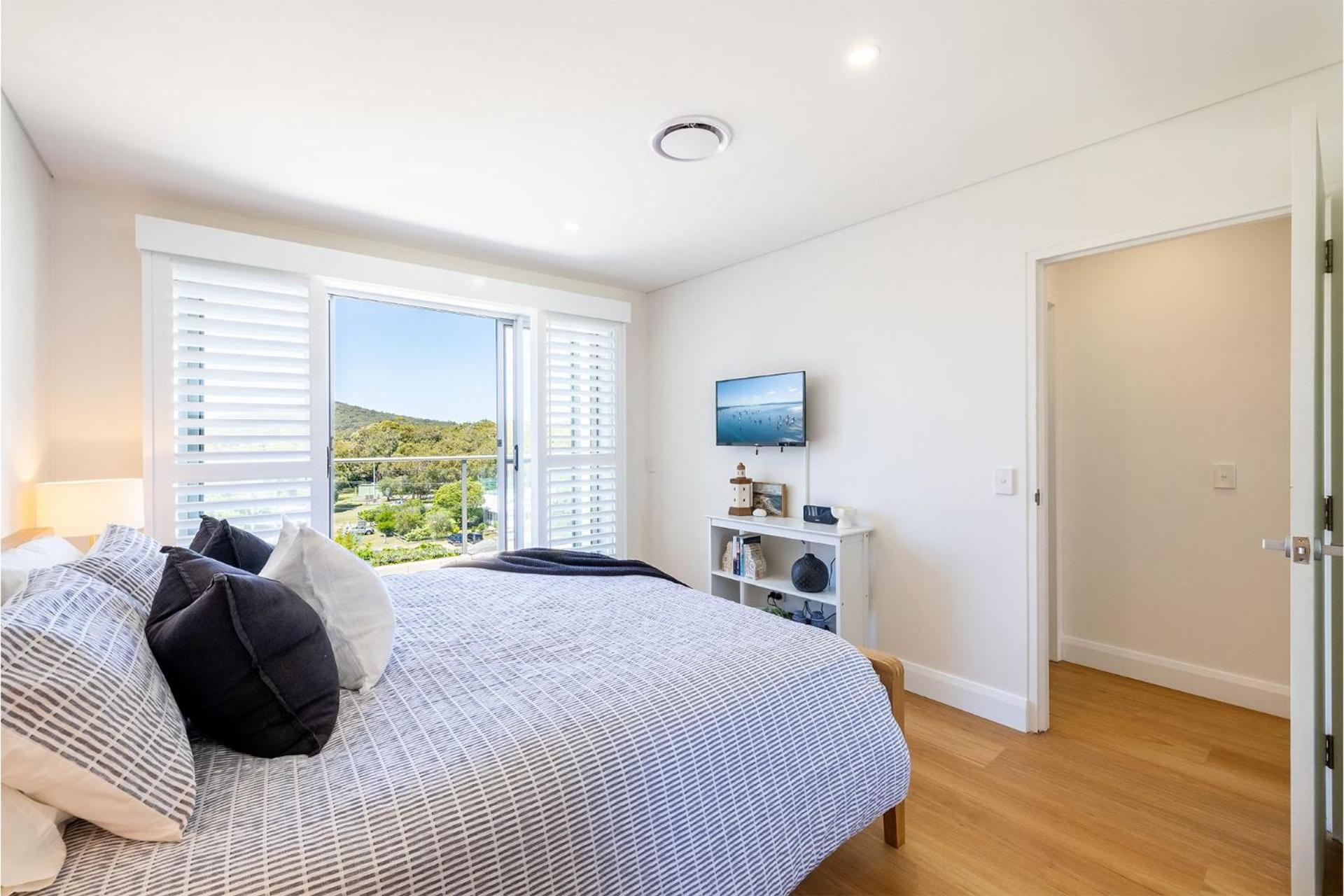 The Shoal, 508, Bullecourt St - stunning views, air con, lift and Wi-Fi