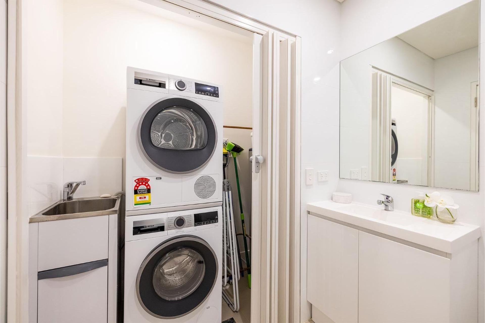 The Shoal, 508, Bullecourt St - stunning views, air con, lift and Wi-Fi