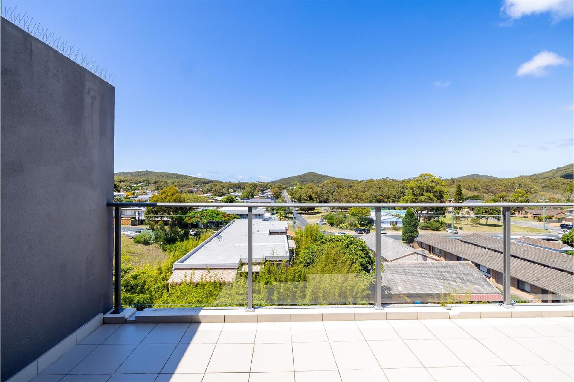The Shoal, 508, Bullecourt St - stunning views, air con, lift and Wi-Fi