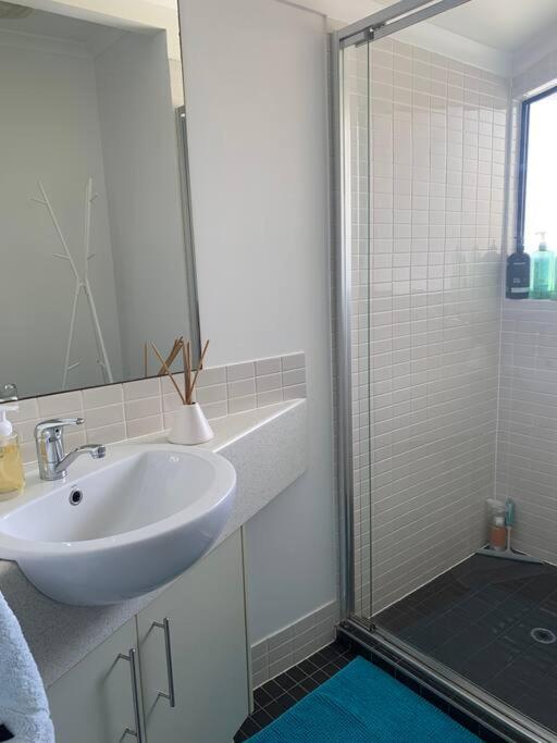 Stylish Family Beach House - 200m to the Beach