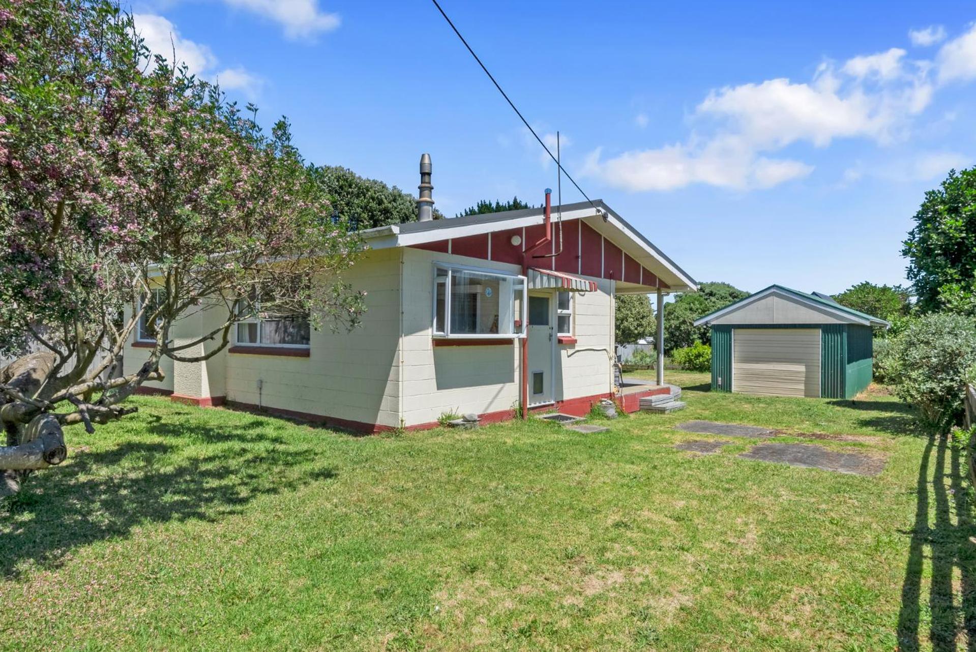 Sunlit Retreat - Te Horo Beach Holiday Home view 2