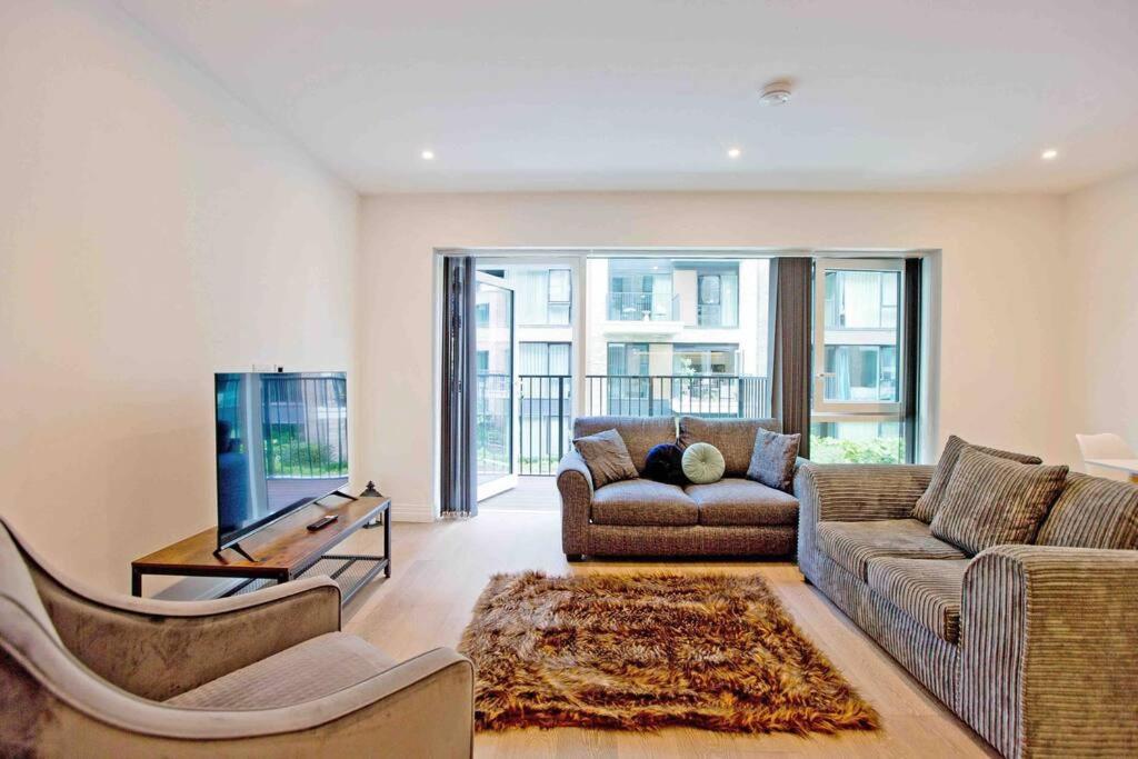 Modern 1 bedroom flat with balcony in Chelsea view 4