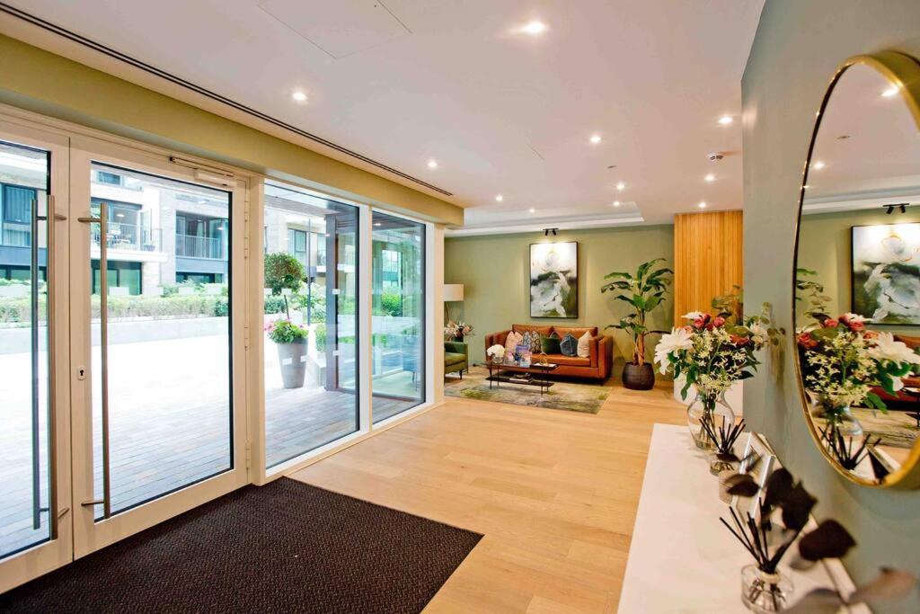 Modern 1 bedroom flat with balcony in Chelsea view 2