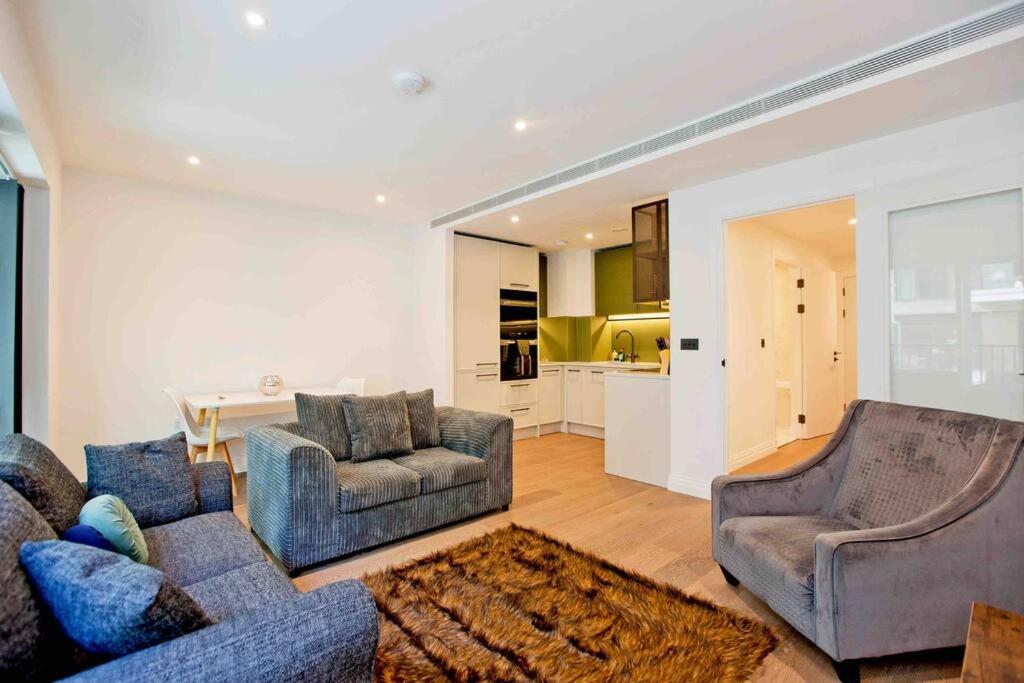 Modern 1 bedroom flat with balcony in Chelsea view 3