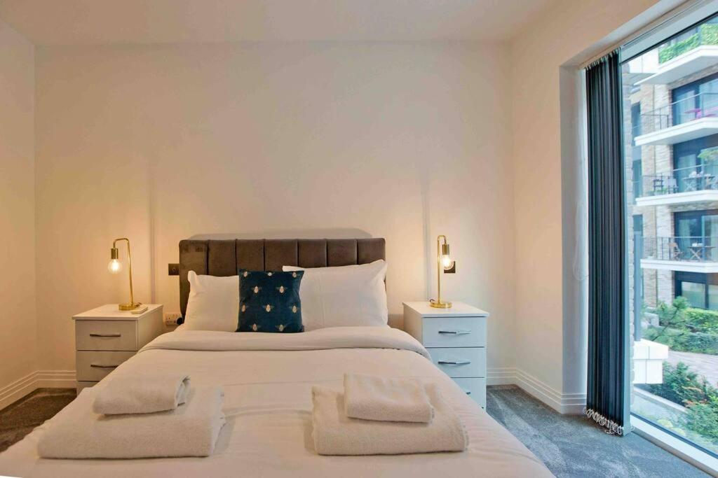 Modern 1 bedroom flat with balcony in Chelsea view 5