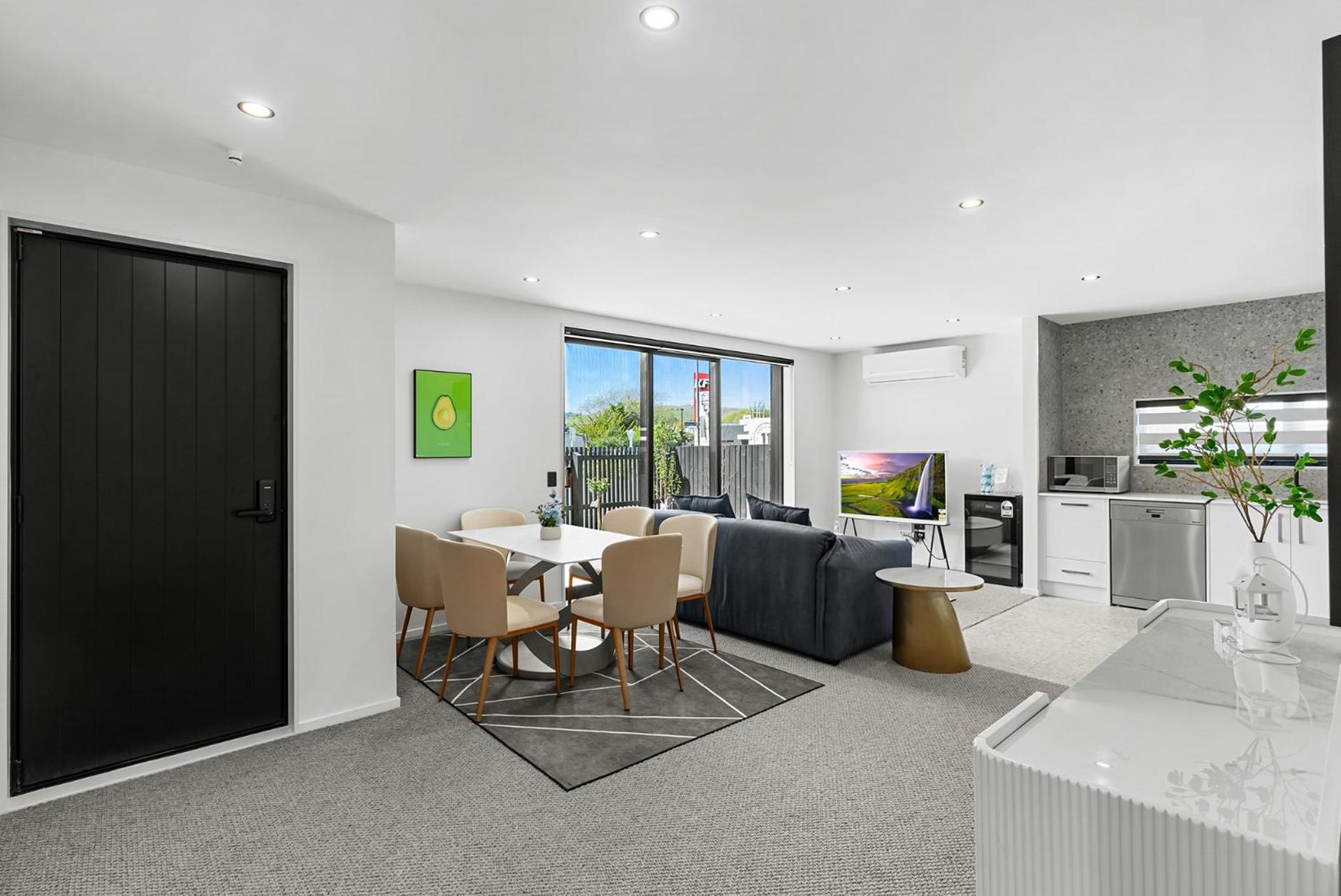 CBD Contemporary Comfort Townhouse 2 Bed 2Bath view 4