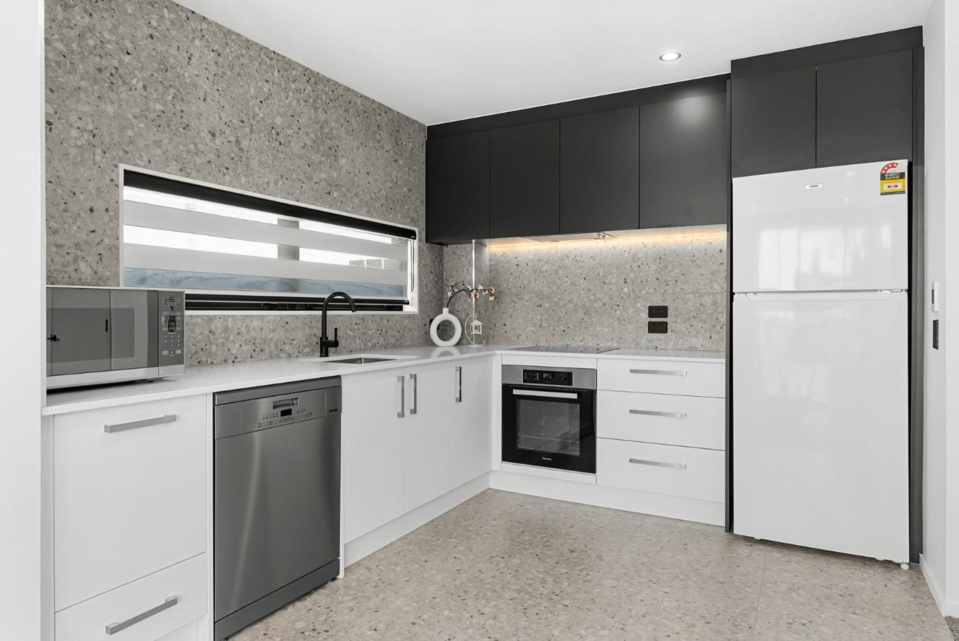 CBD Contemporary Comfort Townhouse 2 Bed 2Bath view 5