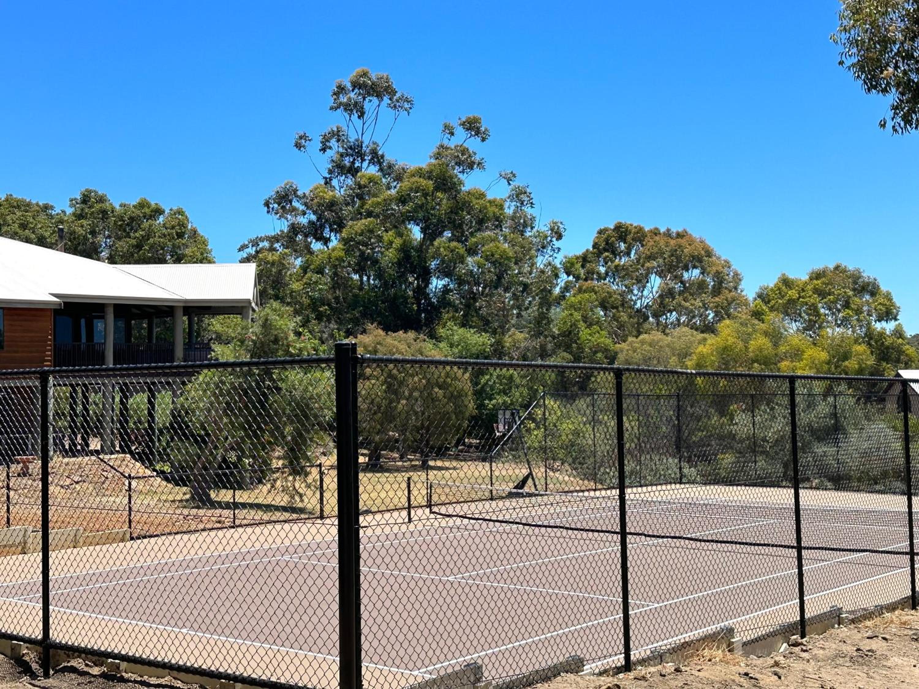 Birdie Beach House-huge lounge & verandahs, tennis, basketball, beach 5 min