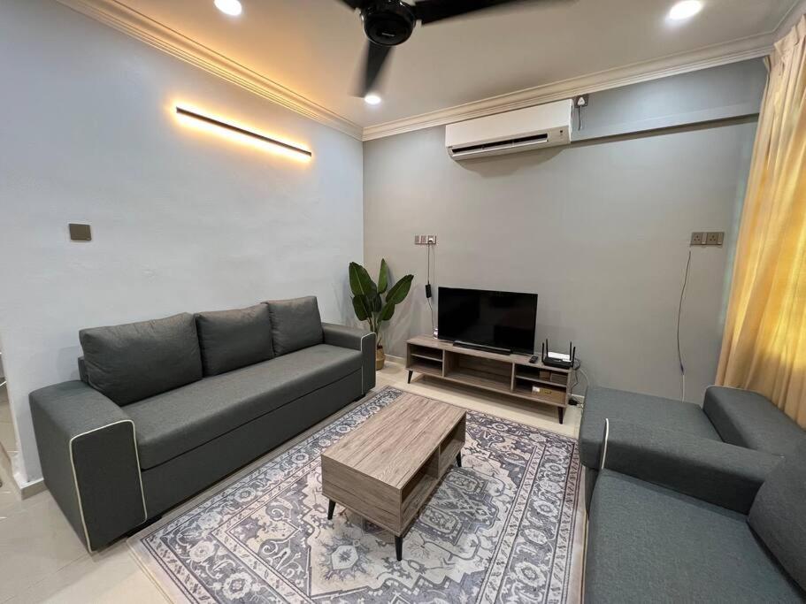 Bayu Homes(Cozy 4 BedRoom SemiD in KT City Center) photo 1