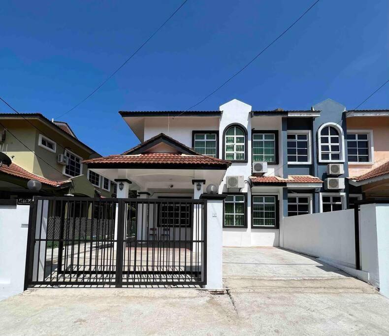 Bayu Homes(Cozy 4 BedRoom SemiD in KT City Center) photo 3
