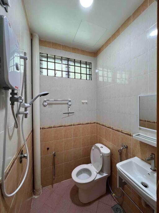 Bayu Homes(Cozy 4 BedRoom SemiD in KT City Center) photo 4