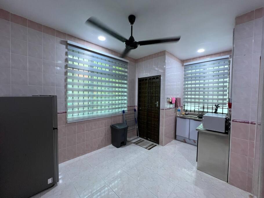 Bayu Homes(Cozy 4 BedRoom SemiD in KT City Center) photo 5