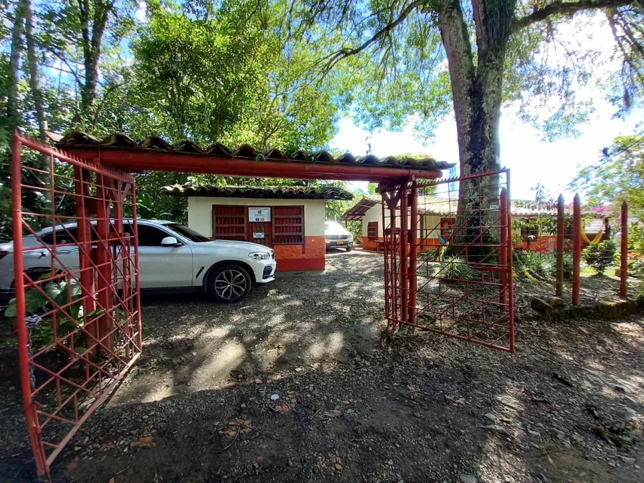 Casa y cabaña campestres, 14 personas, vocación familiar y descanso