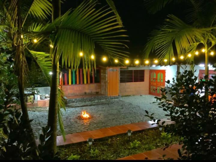 Casa y cabaña campestres, 14 personas, vocación familiar y descanso