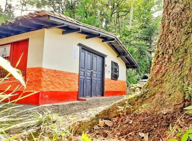 Casa y cabaña campestres, 14 personas, vocación familiar y descanso
