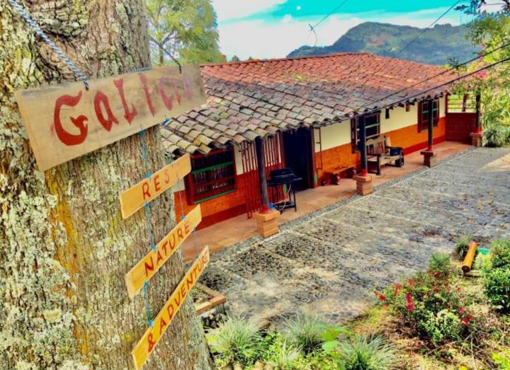Casa y cabaña campestres, 14 personas, vocación familiar y descanso