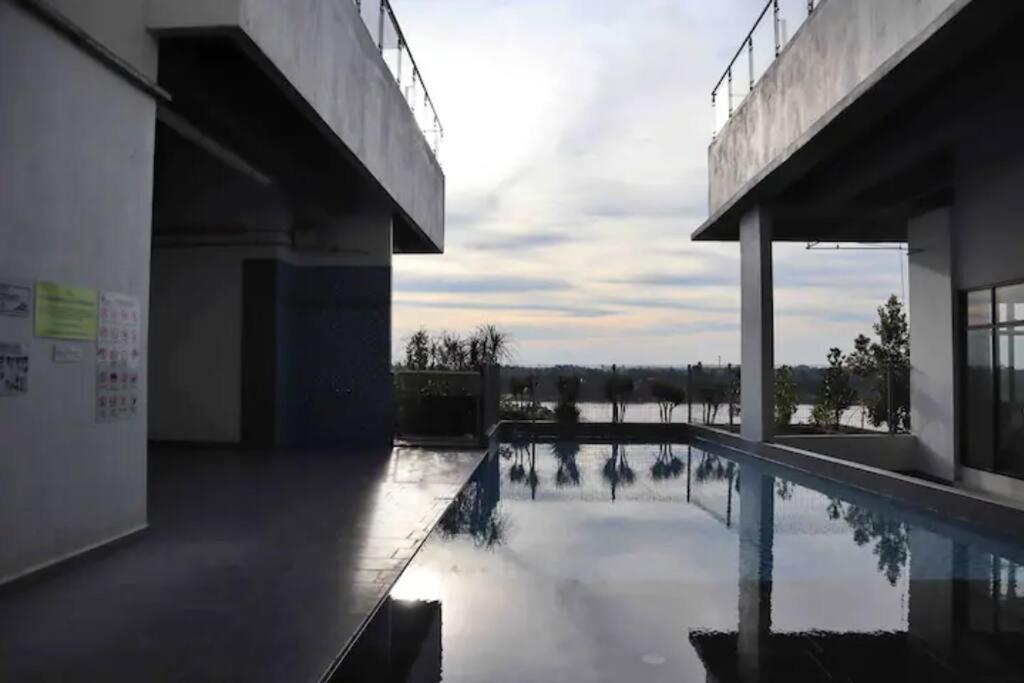 JC Sky Riverfront 'Pebble' w/Fantastic River View photo 6