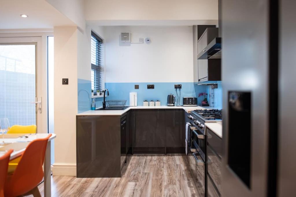 8 Bed, comfortably sleeps 10, 3 Bath house, 5 Mins Manchester Centre