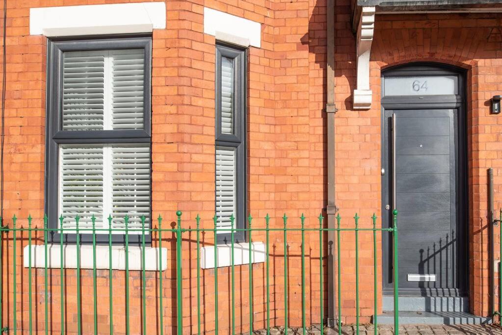 8 Bed, comfortably sleeps 10, 3 Bath house, 5 Mins Manchester Centre photo 2
