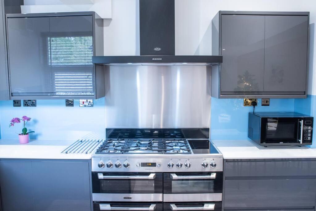 8 Bed, comfortably sleeps 10, 3 Bath house, 5 Mins Manchester Centre photo 5