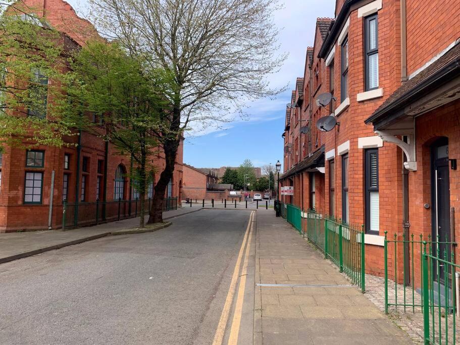 8 Bed, comfortably sleeps 10, 3 Bath house, 5 Mins Manchester Centre