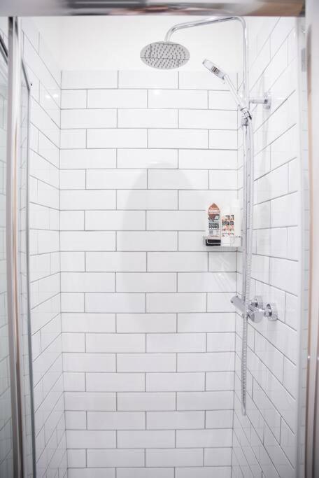 8 Bed, comfortably sleeps 10, 3 Bath house, 5 Mins Manchester Centre