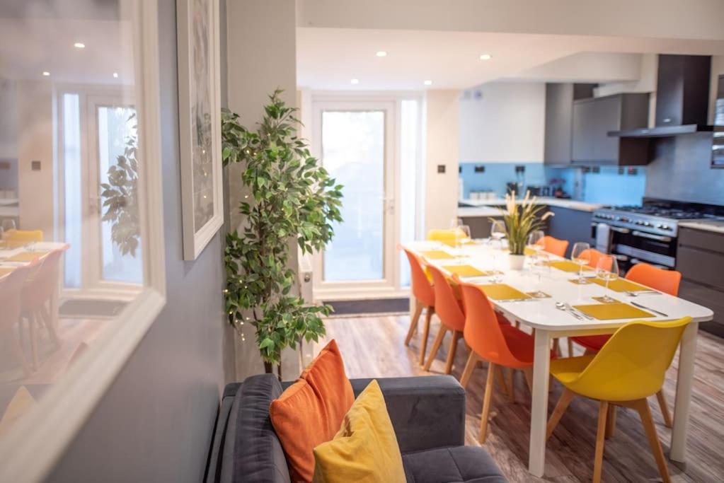 8 Bed, comfortably sleeps 10, 3 Bath house, 5 Mins Manchester Centre