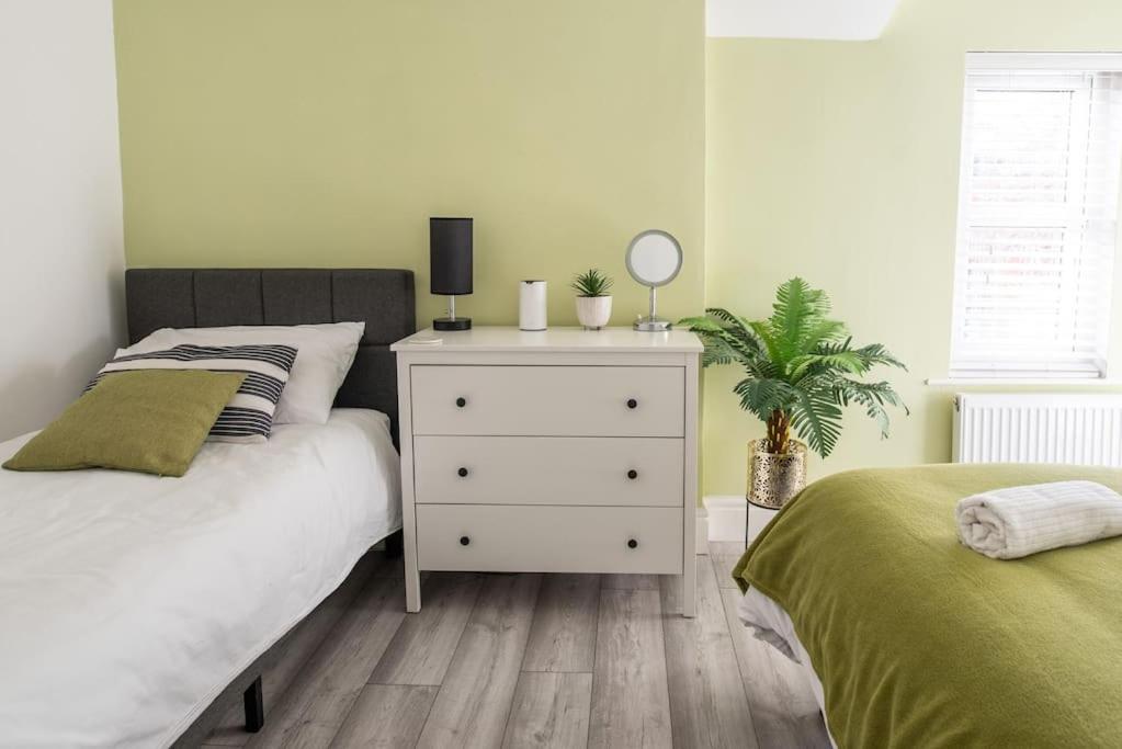 8 Bed, comfortably sleeps 10, 3 Bath house, 5 Mins Manchester Centre