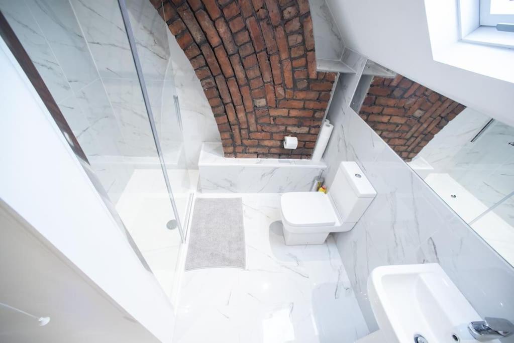 8 Bed, comfortably sleeps 10, 3 Bath house, 5 Mins Manchester Centre