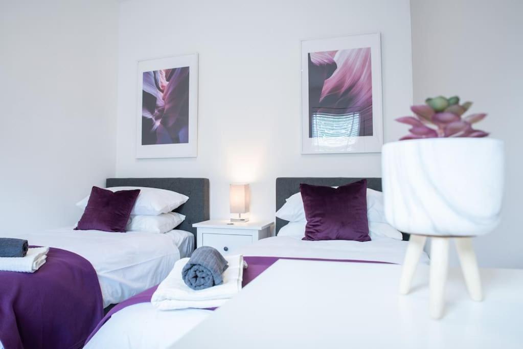 8 Bed, comfortably sleeps 10, 3 Bath house, 5 Mins Manchester Centre
