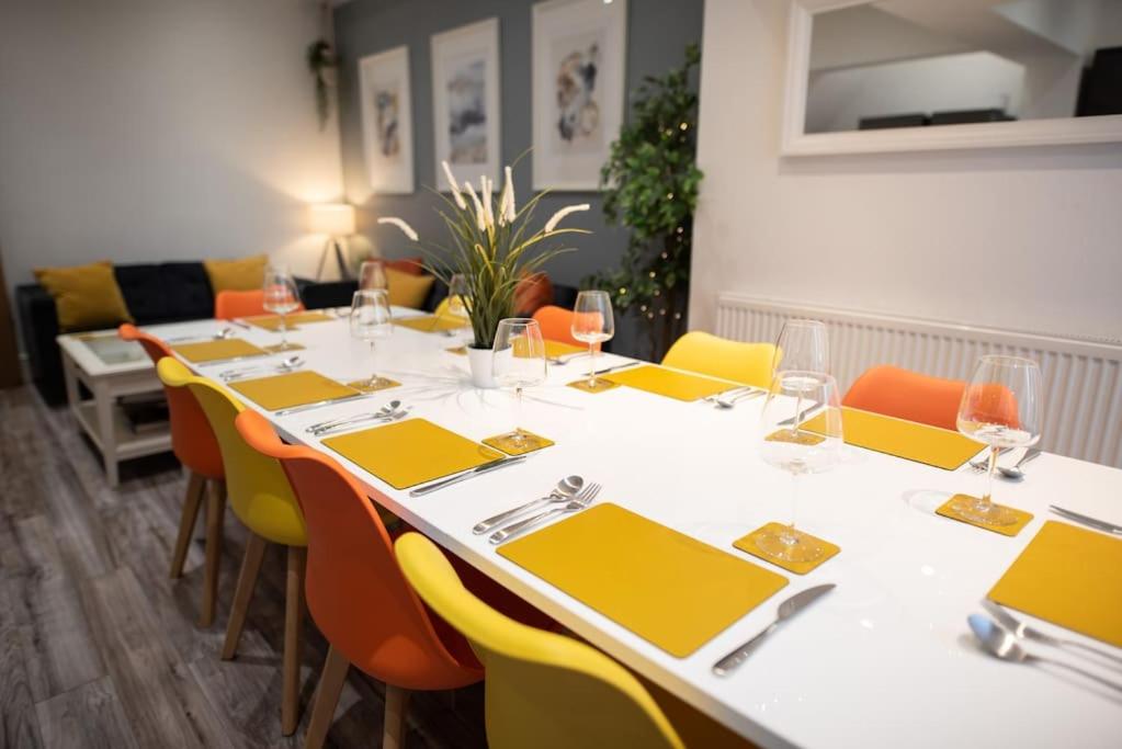 8 Bed, comfortably sleeps 10, 3 Bath house, 5 Mins Manchester Centre