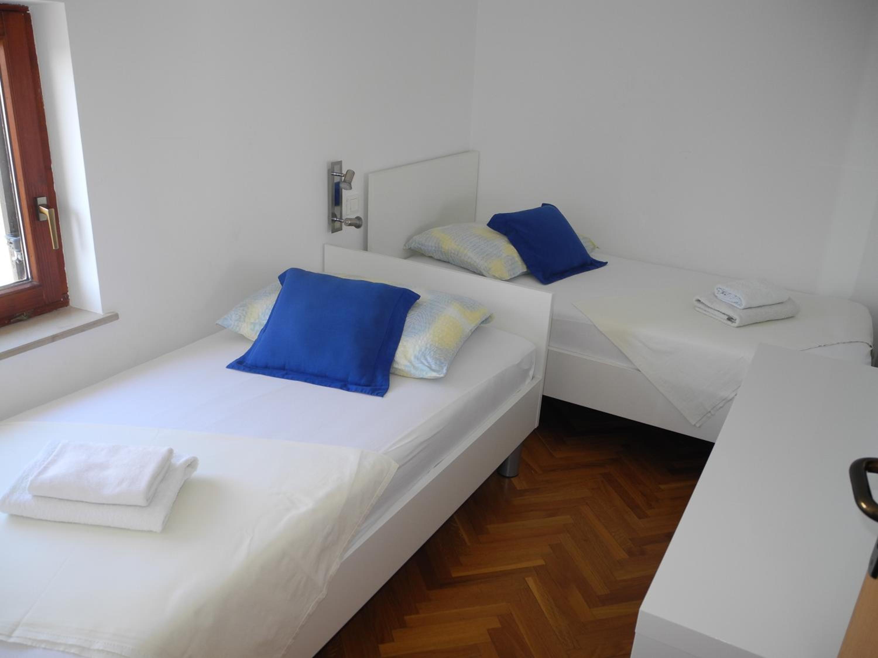 DAMIR bočno Apartment with parking near city center view 4