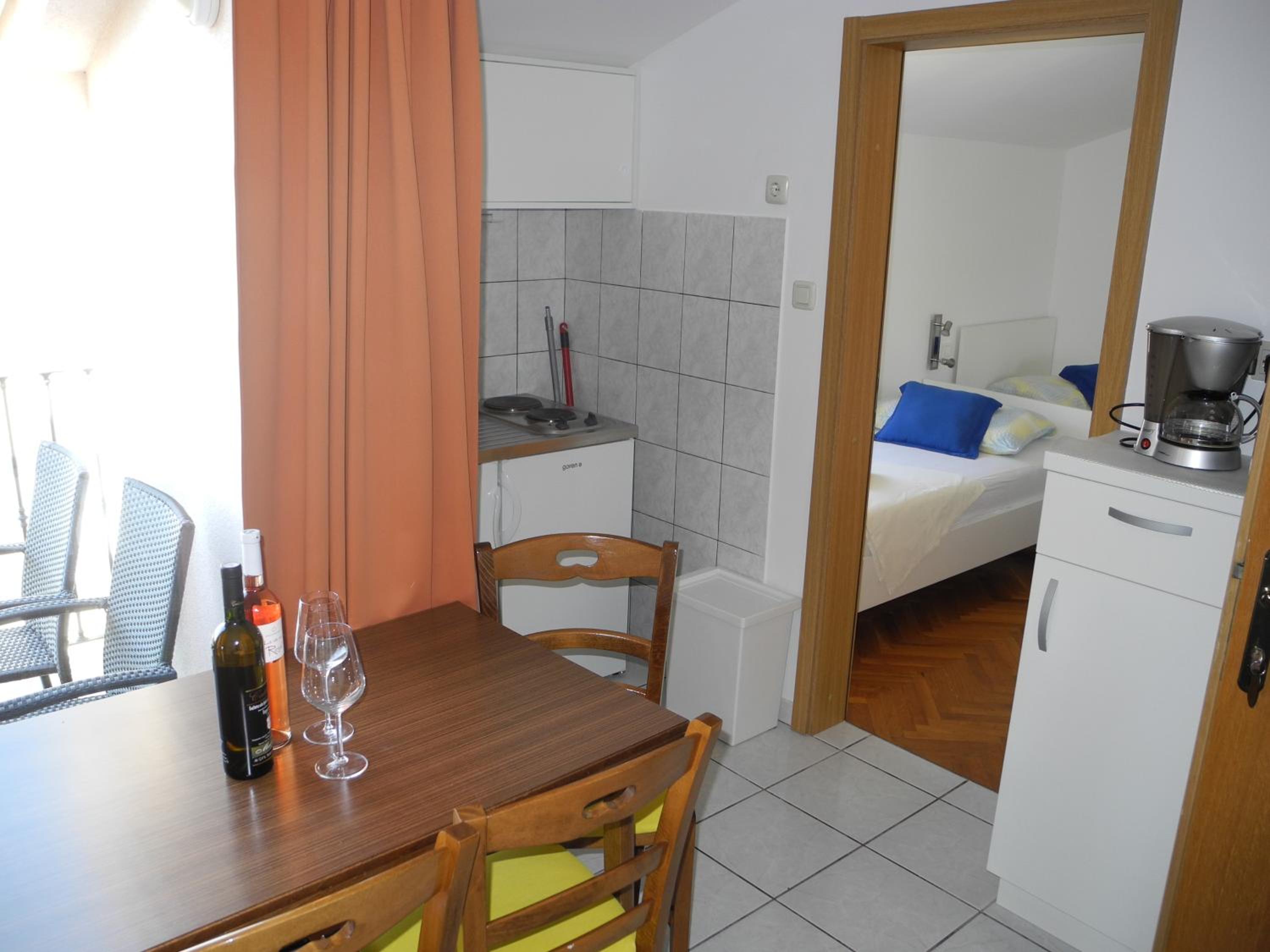 DAMIR bočno Apartment with parking near city center view 3