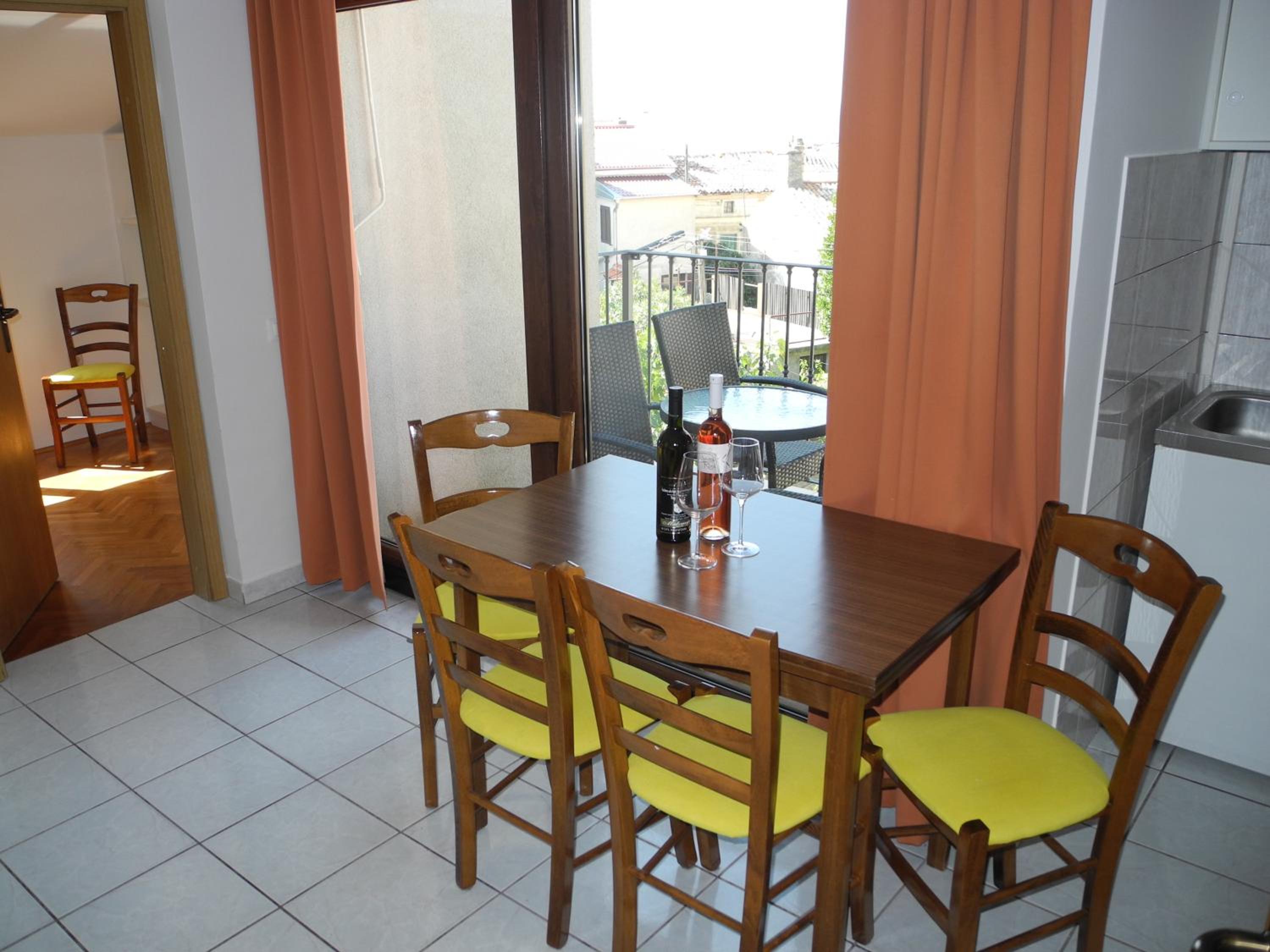 DAMIR bočno Apartment with parking near city center view 2