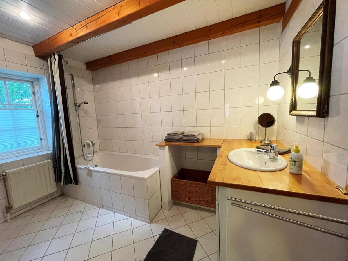 Das Puppenhaus, Reetdach, Sauna, Kamin, eingezäunt, Badewanne, Haustiere willkommen