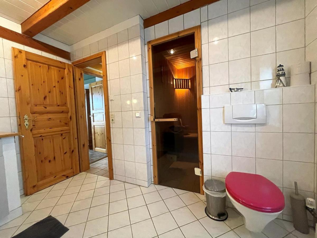 Das Puppenhaus, Reetdach, Sauna, Kamin, eingezäunt, Badewanne, Haustiere willkommen