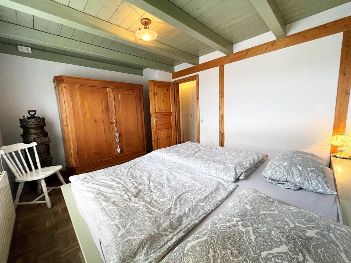 Das Puppenhaus, Reetdach, Sauna, Kamin, eingezäunt, Badewanne, Haustiere willkommen