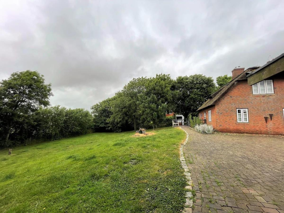 Das Puppenhaus, Reetdach, Sauna, Kamin, eingezäunt, Badewanne, Haustiere willkommen