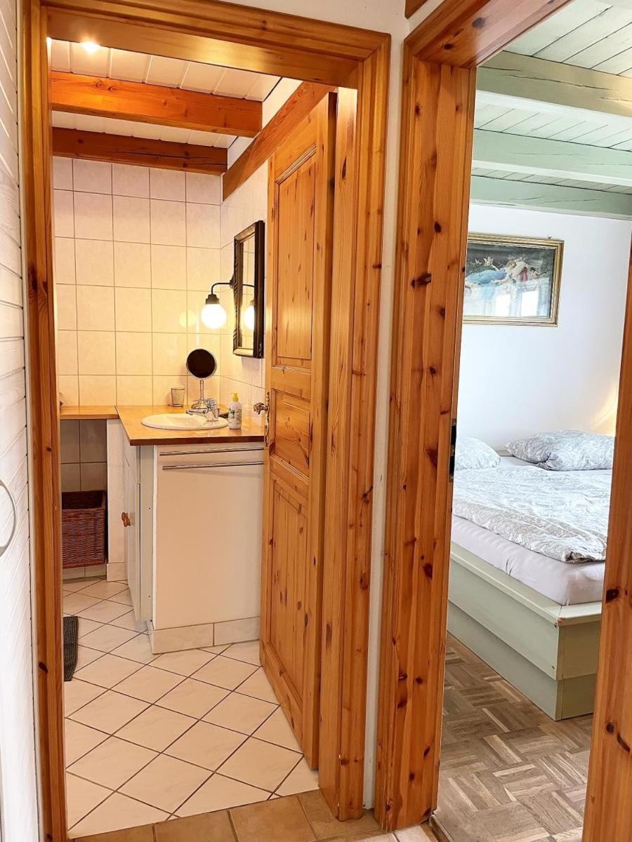 Das Puppenhaus, Reetdach, Sauna, Kamin, eingezäunt, Badewanne, Haustiere willkommen