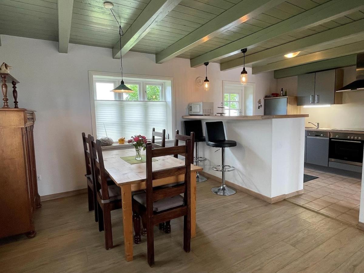 Das Puppenhaus, Reetdach, Sauna, Kamin, eingezäunt, Badewanne, Haustiere willkommen