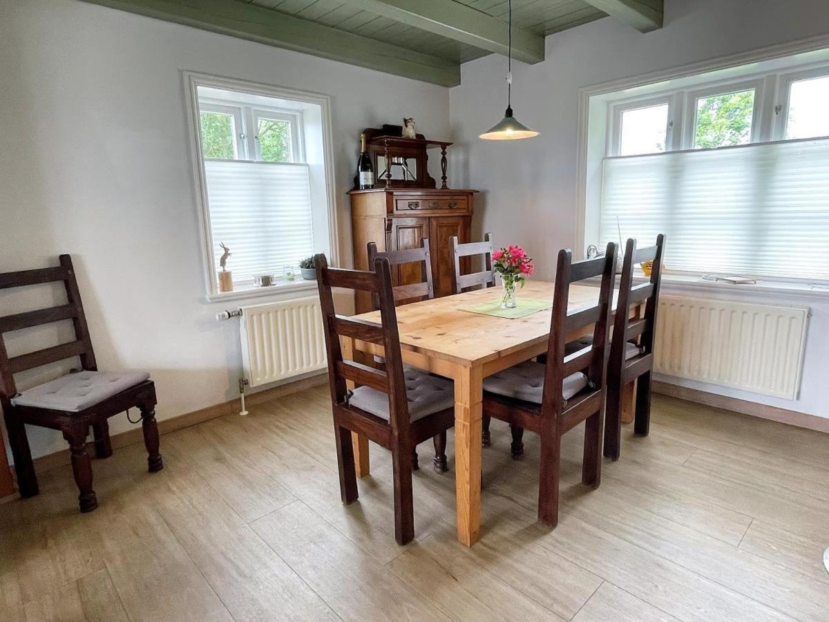 Das Puppenhaus, Reetdach, Sauna, Kamin, eingezäunt, Badewanne, Haustiere willkommen