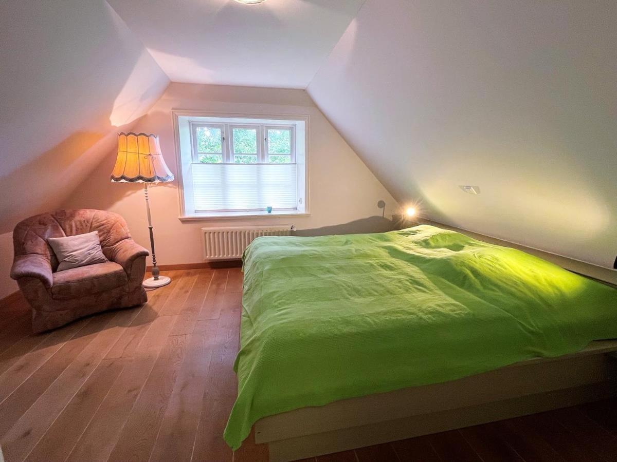 Das Puppenhaus, Reetdach, Sauna, Kamin, eingezäunt, Badewanne, Haustiere willkommen