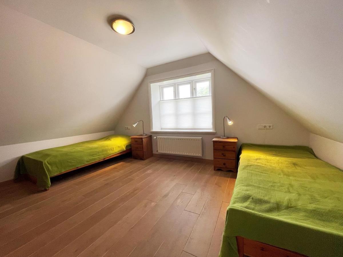 Das Puppenhaus, Reetdach, Sauna, Kamin, eingezäunt, Badewanne, Haustiere willkommen