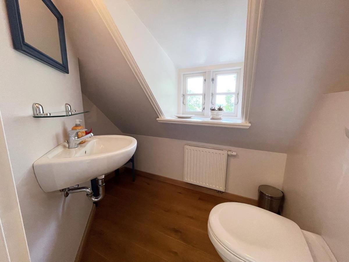Das Puppenhaus, Reetdach, Sauna, Kamin, eingezäunt, Badewanne, Haustiere willkommen